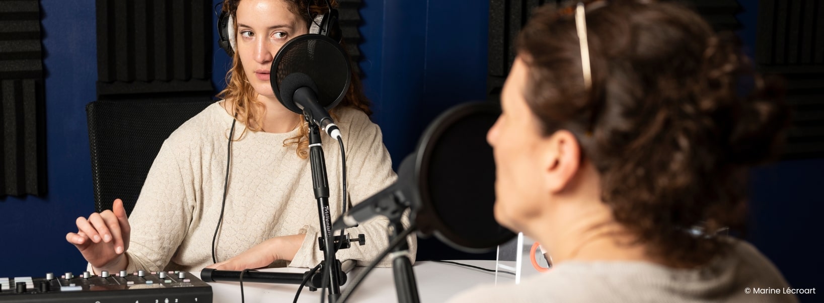 Femmes qui enregistrent un podcast d'entreprise