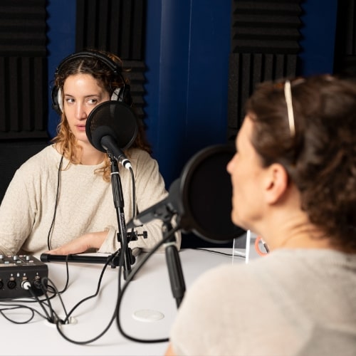 Femmes qui enregistrent un podcast